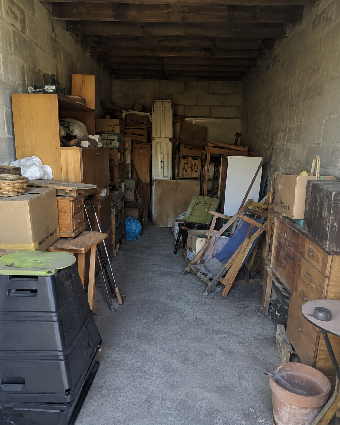 Garage encombré avant débarras à Épinal — CleanEco Débarras